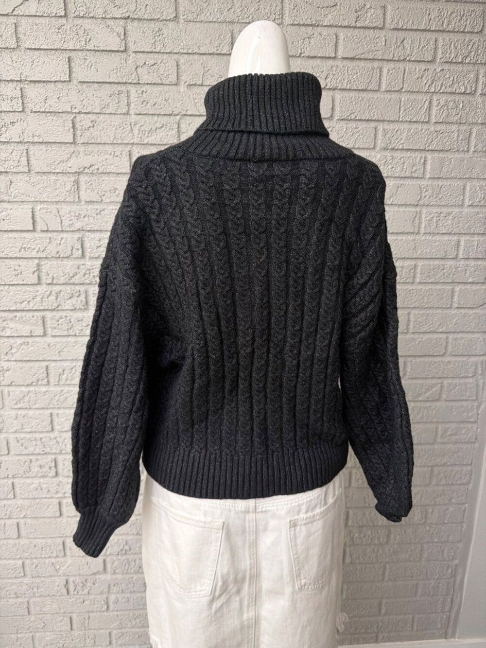 Tahari Turtleneck Cable Knit Cropped Sweater Size S